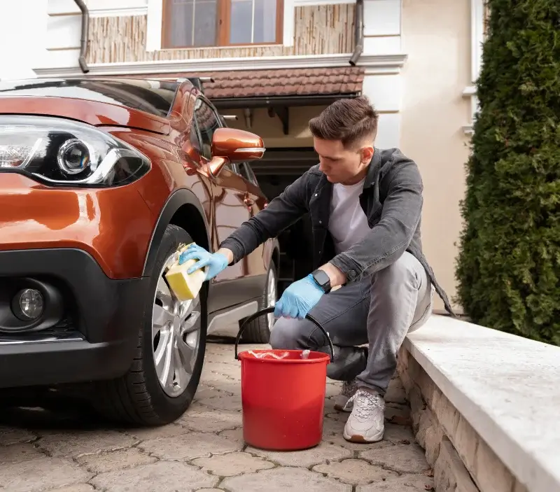Lavage auto à domicile Chemin : professionnel intervenant sur un véhicule